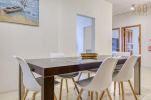 A lovely 2Br home just off Spinola Bay by 360 Estates