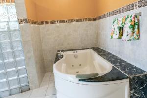 YanceyLargo-6BR Two-Story Estate with Mountain Views