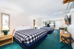 Studio with Two King Beds room in Steinhatchee River Inn and Marina