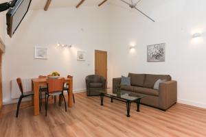 Strawberry Line, Apartment 2