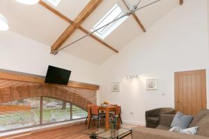 Strawberry Line, Apartment 2