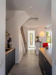 Maison air conditionné, piscine, quartier calme proche des plages