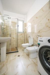 Renovated Condo close to town center and the beach