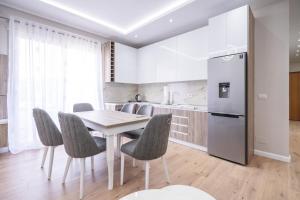 Renovated Condo close to town center and the beach