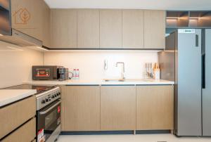 Top Floor 2-Bedroom Apartment with City Views 179BC-2