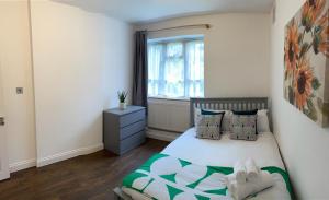1-Bed Apartment in Central London - 2 Min Walk to Metro