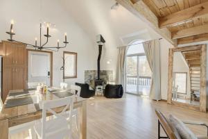 Intimate Apartment with Scenic Views