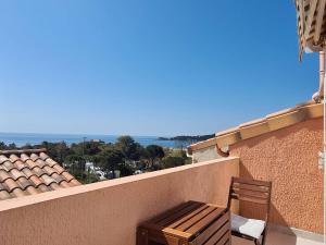 GIEDES Appartement pour 4 personnes avec vue mer face à Porquerolles et piscine situé à Giens