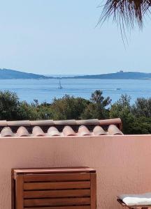 GIEDES Appartement pour 4 personnes avec vue mer face à Porquerolles et piscine situé à Giens