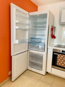 Villas Orange Villa on the Cote d'Azur 6BR 11pax AC Private Heated Pool BBQ Mountain View : photos des chambres