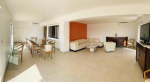 Villas Orange Villa on the Cote d'Azur 6BR 11pax AC Private Heated Pool BBQ Mountain View : photos des chambres