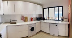 Villas Orange Villa on the Cote d'Azur 6BR 11pax AC Private Heated Pool BBQ Mountain View : photos des chambres