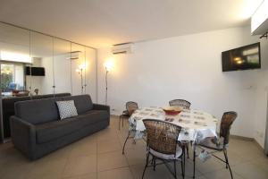 EDENCAU Appartement pour 4 personnes climatisé proche de la mer avec piscine commune au Pradet