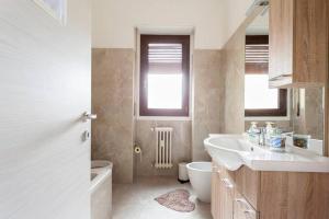 Cozy room in a SHARED apartment close to Linate airport stanza in appartamento condiviso a due passi da Milano Linate