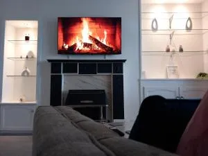 Springfield Apartment - Train to Glasgow or Edinburgh - Private Parking & Wifi - 艾尔德里