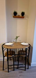 SuperValue Suite 9 - Fast WiFi, Hotel Linen, Keyless Entry, City only 10 Mins - BY PROPERTY PROMISE
