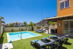 LUXURY VILLA with sea view, heated pool