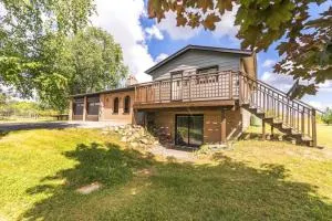 Serene 4BR house with Hot tub, Lake, Billiards and BBQ - Beaverton