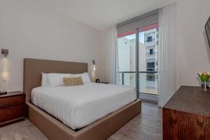 Hollywood Beach Rooftop Pool Balcony