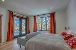 NEW Hot Tub Haven with Panoramic View - Blue River