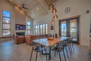 NEW Hot Tub Haven with Panoramic View - Blue River