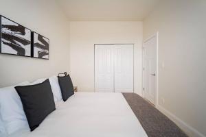 Lively 3BR Apt in Chicago - Milwaukee N3