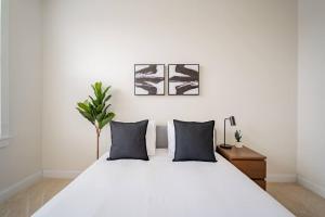 Lively 3BR Apt in Chicago - Milwaukee N3