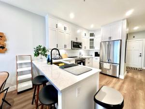 Dreamy Panoramic Lakeview 1 Bedroom plus Den