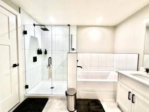 Dreamy Panoramic Lakeview 1 Bedroom plus Den