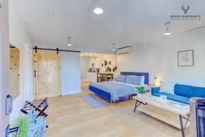 The Moose #8 - Modern Luxe Loft with King Bed & Free Parking & Wifi