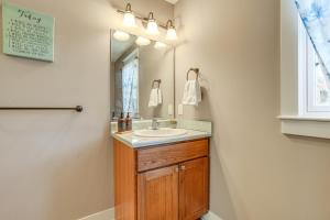 Charming Kalamazoo Home with Yard 1 Mi to Downtown!