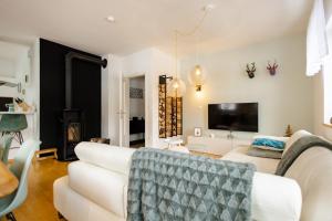 Waterfall Apartment - Cozy Mountain Retreat