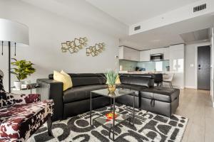 PRIME Downtown 34th FL - Near Stampede, Casino, Bars! FREE Banff Pass, Parking, Wine!