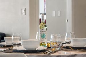 PRIME Downtown 34th FL - Near Stampede, Casino, Bars! FREE Banff Pass, Parking, Wine!