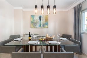 Host Wise - Deluxe Spacious House with Terrace & Jacuzzi