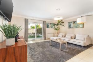 Host Wise - Deluxe Spacious House with Terrace & Jacuzzi