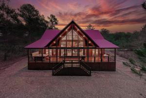 NEW Secluded Cabin Retreat w Loft + Hot Tub