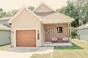 "The Tahoe" Modern Lake House Retreat Close to Beach & Lake - Conneaut