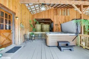 Clarkesville Rustic Hideaway on 38-Acre Farm! - Toccoa