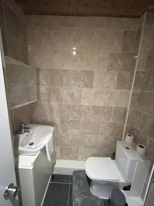 Bethel Suite by Sasco - 1x Free Parking Space