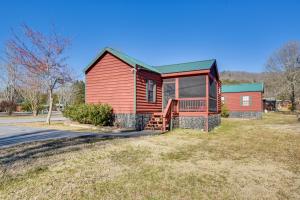 Cozy Dillard Cabin w Mountain Views & Pool Access