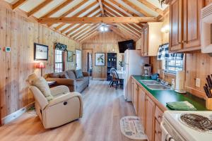 Cozy Dillard Cabin w Mountain Views & Pool Access