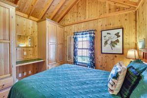 Cozy Dillard Cabin w Mountain Views & Pool Access