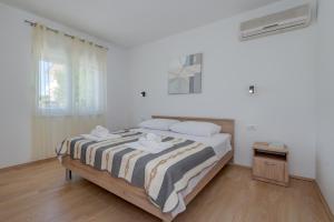 Seaside holiday house Kastel Stafilic, Kastela - 22438