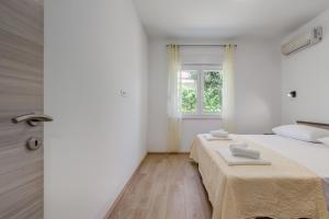 Seaside holiday house Kastel Stafilic, Kastela - 22438