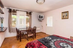 Apartments with parking space Umag - 22520
