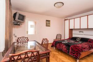 Apartments with parking space Umag - 22520