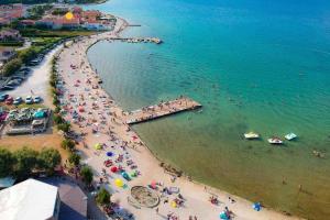 Apartments with parking spaces Vir - 22542