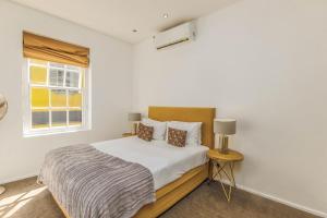 Luxury 2 Bedroom with roof deck and pool Dewaterkant