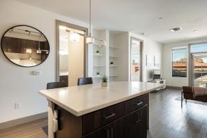 TWO Modern CozySuites at Town Lake waterfront